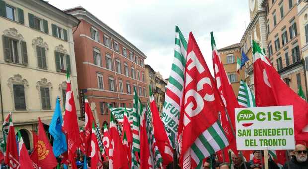 Marche, protestano i lavoratori del ministero della Cultura: «Organico all'osso»