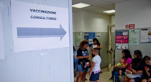 Napoli, centri per i vaccini assaltati dalle famiglie. Ma i medici: c’è tempo fino a marzo