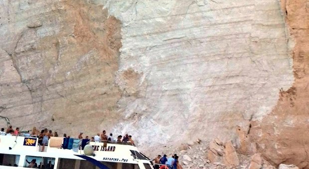 immagine Zante, frana alla spiaggia del Relitto: sette feriti tra i bagnanti