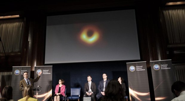 Prima foto di un buco nero. «Einstein aveva ragione»
