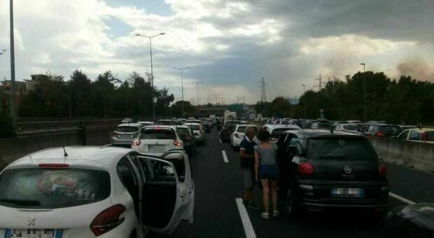 Roma, incendo di sterpaglie manda in tilt il traffico: chiuso il raccordo anulare