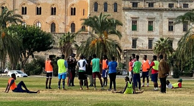 Palermo, sospesa la partita di calcetto amatoriale: blitz dei carabinieri, tutti a casa