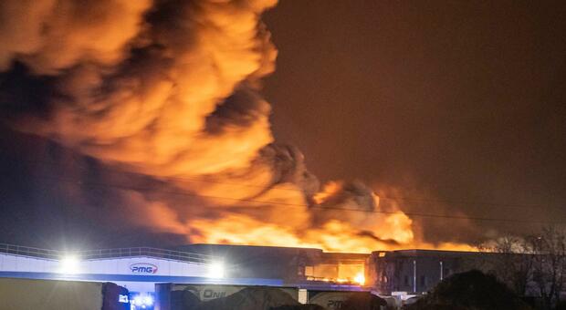 Il capannone della Pmg di Volpago del Montello divorato dalle fiamme la notte del 5 gennaio 2022