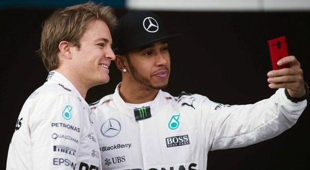 Hamilton si fotografa insieme a Rosberg