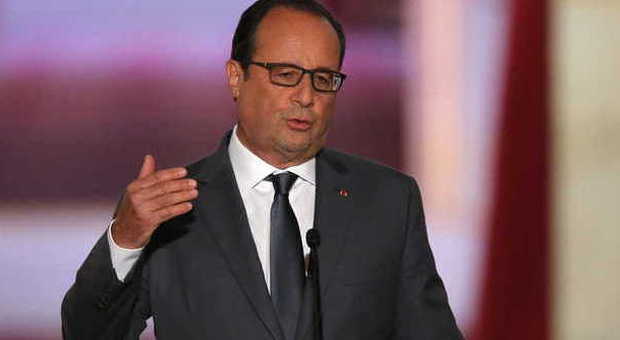 »Isis, Hollande: «Voli di ricognizione in Siria per preparare i raid». L'Italia si sfila