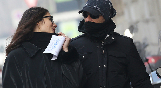 Eros Ramazzotti e Marica Pellegrinelli nel freddo dopo la dedica: "L'amore vince sempre"