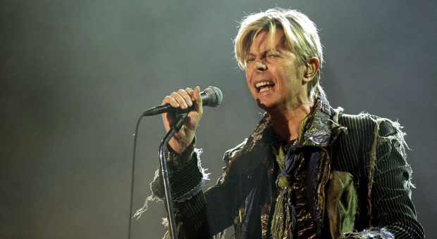 David Bowie, la biografa rivela: «Per morire scelse il suicidio assistito»