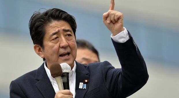 Giappone, ex premier Shinzo Abe colpito da arma da fuoco durante un comizio: è in gravi condizioni