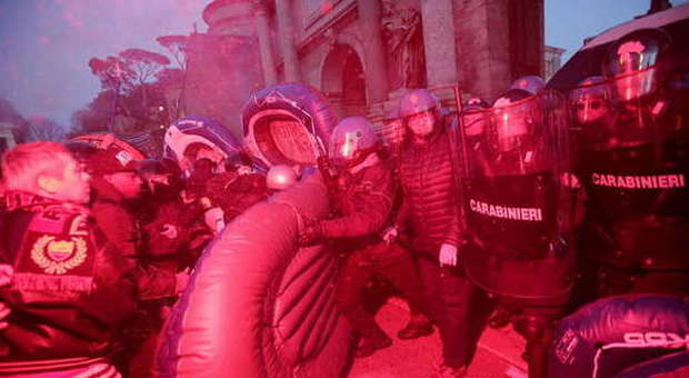 Anti-Lega a Roma, scontri e feriti in piazza del Popolo