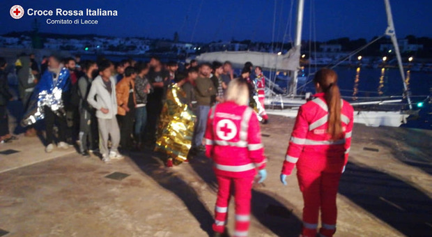 Nuovo sbarco nella notte, il Salento accoglie altri 50 migranti: 19 sono bambini