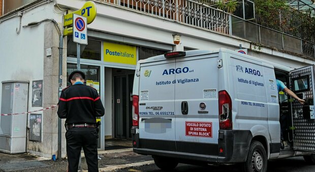 Rapina all'ufficio postale, il colpo in pieno giorno: banditi armati di pistole portano via 200mila euro in contanti