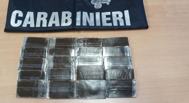 La droga sequestrata al profugo dai carabinieri a Codroipo