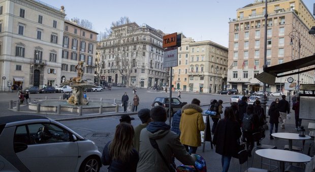«Non devi lavorare, testa di c...»: a Roma le bande di tassisti inseguono e minacciano i colleghi in servizio/IL VIDEO