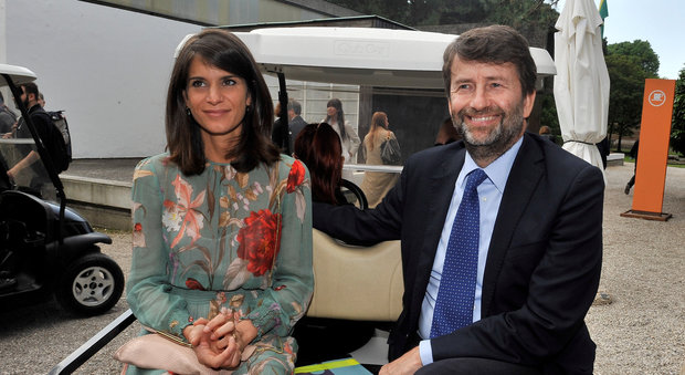 Il ministro Dario Franceschini con la moglie Michela Di Biase alla Biennale di Venezia