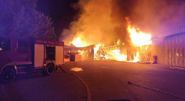 Cassino, ancora fiamme nella zona industriale: incendio distrugge fabbrica di legnami