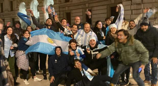 Gli argentini nelle Marche festeggiano la conquista del Mondiale: festa nelle piazze e bandiere