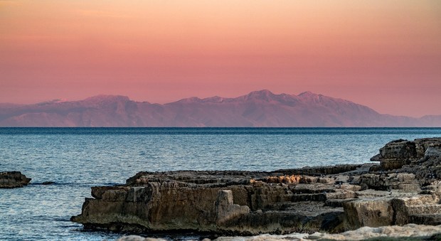 Roca, il tramonto rosa sui monti albanesi: magia nel Salento