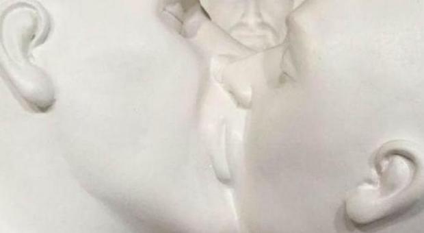 La statua con il bacio gay tolta dalla chiesa: la protesta scatena la polemica