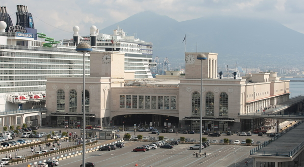 Calci, pugni e testate ai vigili urbani: far west alla Stazione Marittima di Napoli, un arresto