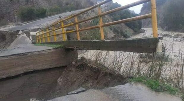 Crotone, il maltempo non dà tregua: crolla ponte a Melissa. Il Comune: «Restate a casa»