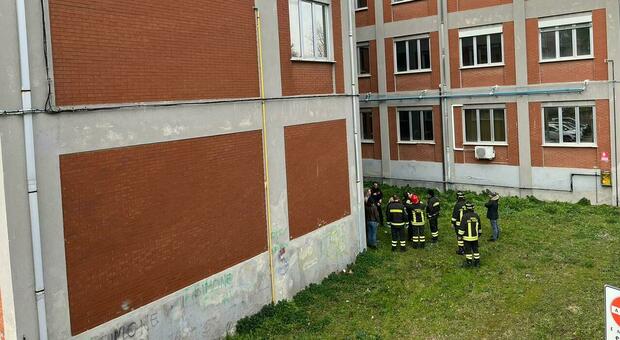 Studente di 14 anni cade dal terzo piano al liceo di Ancona, ricoverato in gravissime condizioni