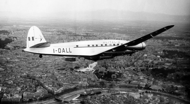 Alitalia, il compleanno più difficile: 70 anni fa il primo volo da Torino. Pioggia di auguri sui social network