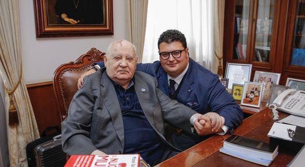Lo scrittore Iovino: «Che emozione l'incontro con Gorbaciov»