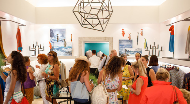 Capri, Farella porta in boutique il “Mare d’Inverno” con la collezione A/I 2019-20