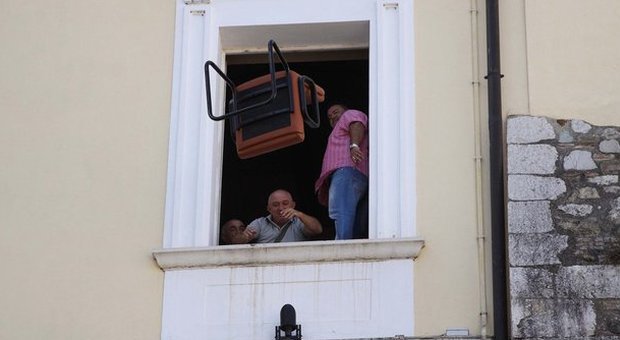 Benevento, la rabbia dei lavoratori dei Consorzi e dalla finestra volano sedie