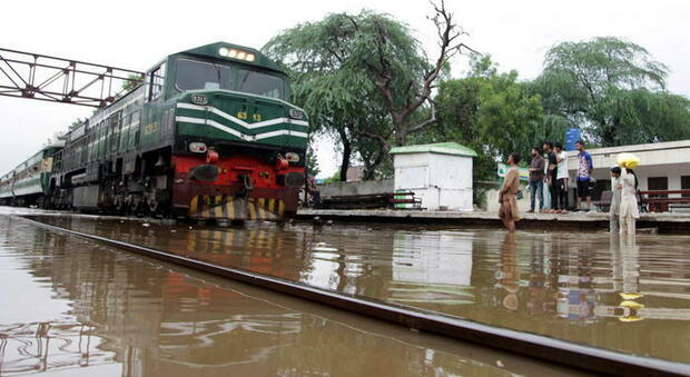 Piogge, inondazioni e frane: almeno 14 morti nella notte nel Pakistan dilaniato dal monsone