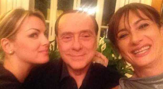 Il selfie di Vladimir Luxuria con Francesca Pascale e Silvio Berlusconi