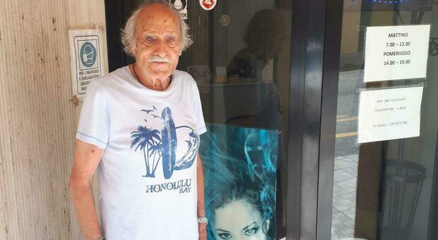 Ancona, il barbiere "Bebi" Preziuso appende le forbici al chiodo dopo più di 60 anni: «L’età? No, le tasse»