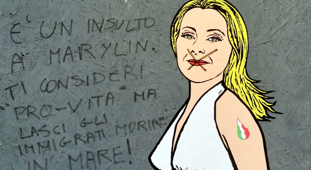 Giorgia Meloni, vandalizzato il murale che la raffigura come Marylin Monroe: scritte d'odio contro la premier