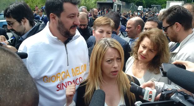 Salvini e Meloni al campo rom, tensione a Roma