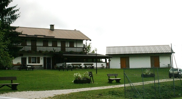 Il rifugio escursionistico e l'area sportiva a Passo Solarie di Drenchia