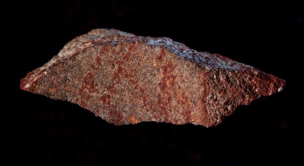 Trovato il disegno astratto più antico del mondo: «Ha 73mila anni». La scoprta di un archeologo italiano
