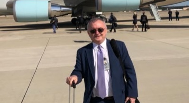Vacanza interrotta per un corrispondente della casa bianca: cinque ore all'aeroporto di Parigi tra la pandemia di coronavirus e il divieto di viaggio di Trump