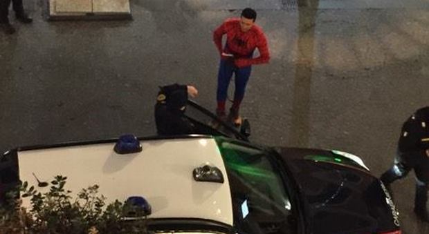 Va in giro vestito da Spiderman i carabinieri fermano lo street artist