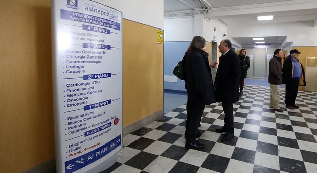 Ospedale di Nola, crolla la controsoffittatura: chiuse le sale operatorie aperte da due mesi