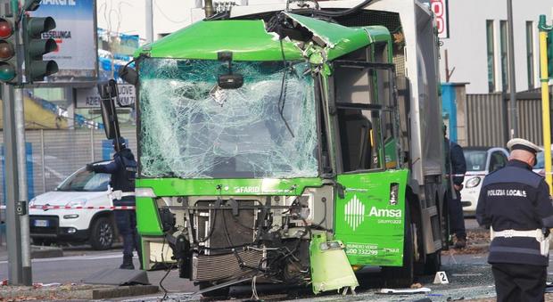 Milano, scontro tra un bus Atm e un camion dei rifiuti Amsa: grave una donna, è in coma