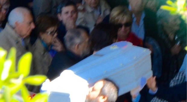 Ancona, Leonardo morto sul triciclo: folla sterminata all'addio