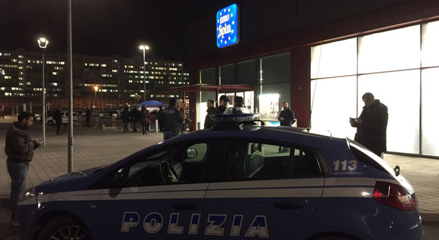 La polizia davanti all'Eurospin (foto Max Frigione)