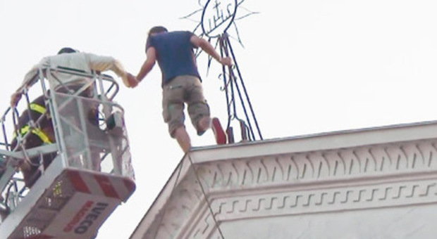 Minaccia di lanciarsi dal tetto della chiesa, il sindaco sale e lo convince a scendere