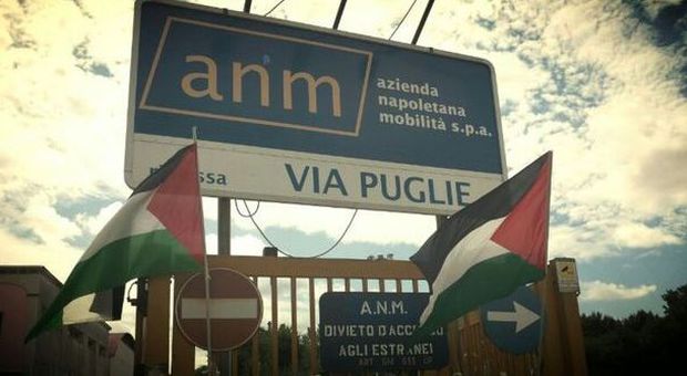 Napoli. Anm pro Palestina: bandiere fuori i depositi e cartelloni sui bus