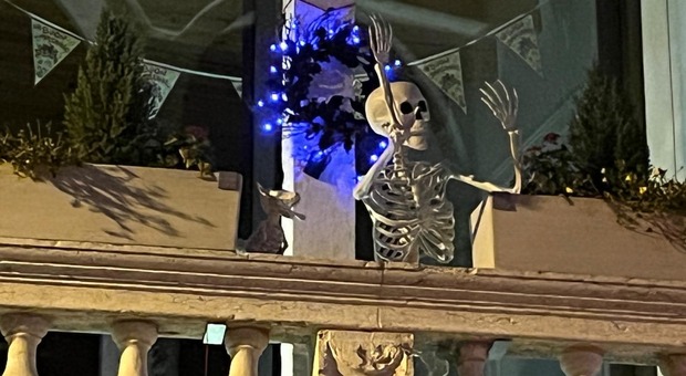 Castelfranco. Rubano lo scheletro di Halloween dalla casa ma poi si pentono