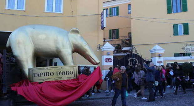 Sanremo, sul red carpet arriva un tapiro gigante