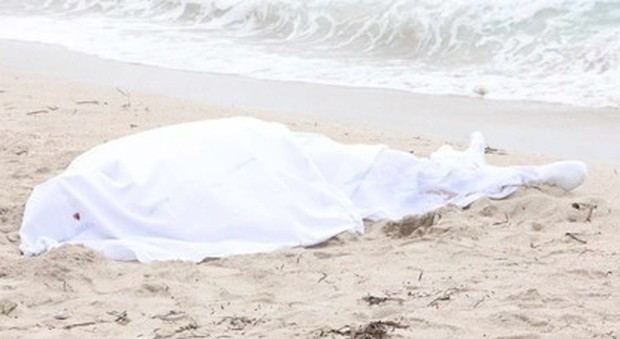 Venezia, si alza dalla spiaggia per fare il bagno: 86enne muore sulla battigia