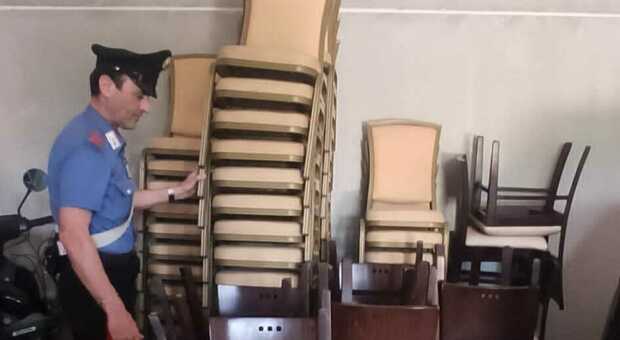 Divani e sedie scompaiono dall'hotel e finiscono in vendita sul web: titolare denuncia il direttore