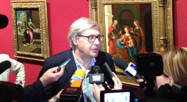 Il critico d'arte Vittorio Sgarbi all'inaugurazione della mostra a Urbino