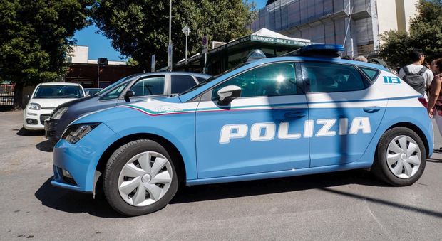 Modena, danneggiano le auto in sosta con mazze da baseball: tre denunciati, due sono minorenni